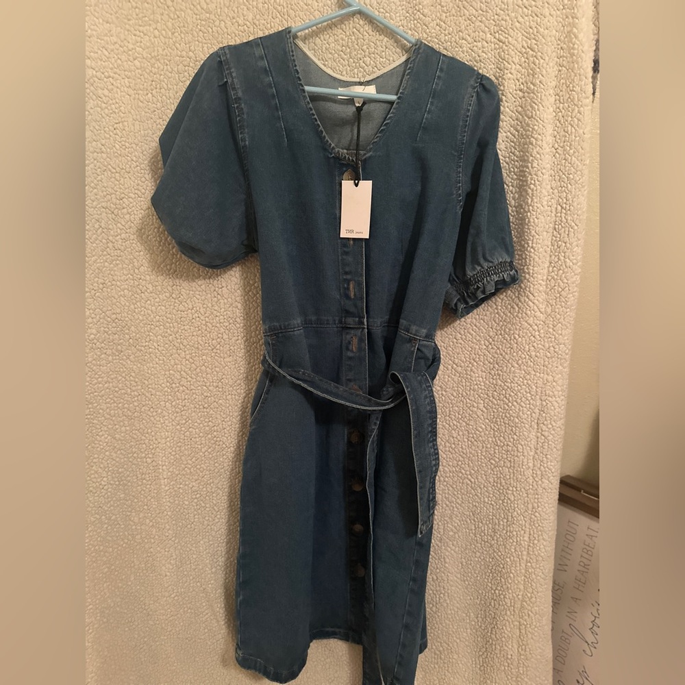 I’m 5’3 and it fit me a bit above the knee and just didn’t like how it looked